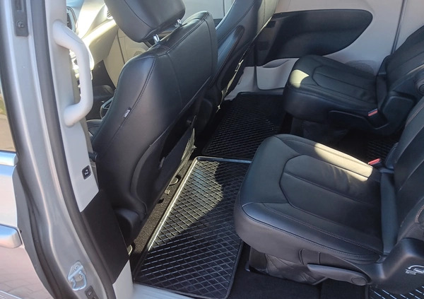 Chrysler Pacifica cena 76900 przebieg: 123000, rok produkcji 2016 z Łapy małe 211
